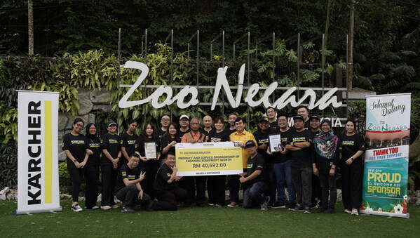 Foto berkumpulan pasukan CSR Karcher bersama YBhg. Dato' Sr. Zaharin Md. Arif dan YBhg. Datuk Rosly Lana