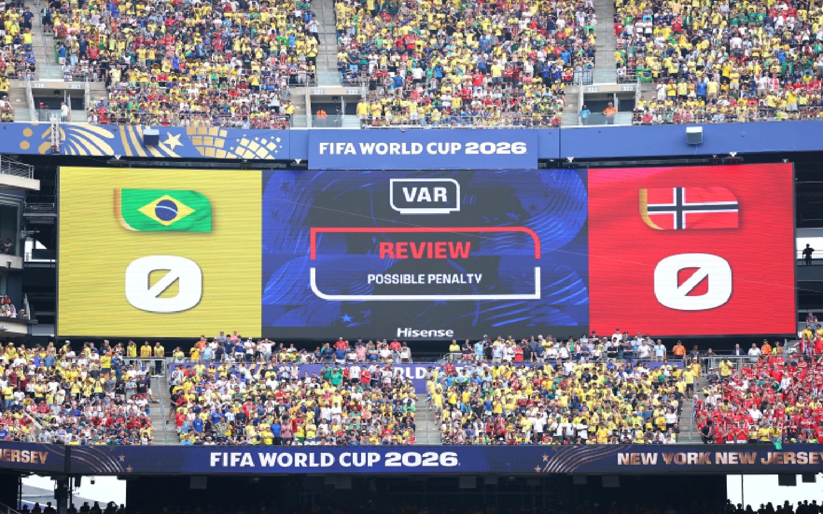 EAST RUTHERFORD, NEW JERSEY - 05 JULAI: Pandangan umum semasa skrin menunjukkan semakan VAR mengenai kemungkinan penalti berikutan kekasaran oleh Kristoffer Ajer #3 dari Norway terhadap Matheus Cunha #9 dari Brazil semasa perlawanan Pusingan 16 Piala Dunia FIFA 2026 antara Brazil dan Norway di Stadium New York New Jersey pada 05 Julai di East Rutherford, 202. Buda Mendes/Getty Images/AFP (Foto oleh Buda Mendes / GETTY IMAGES NORTH AMERICA / Getty Images melalui AFP)